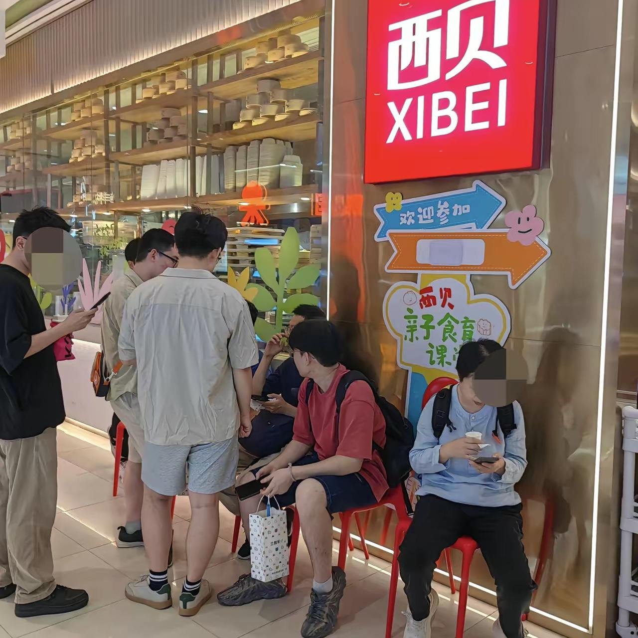 西贝这事儿闹得挺大，最尴尬的居然不是老板，而是被记者采访的杭州厨师长。人家拿着煮