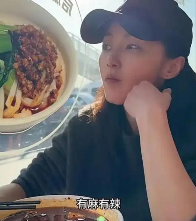 当年的顶流女星，如今却落得如此境地。
 
7月31日晚，44岁姚笛在社交平台上分