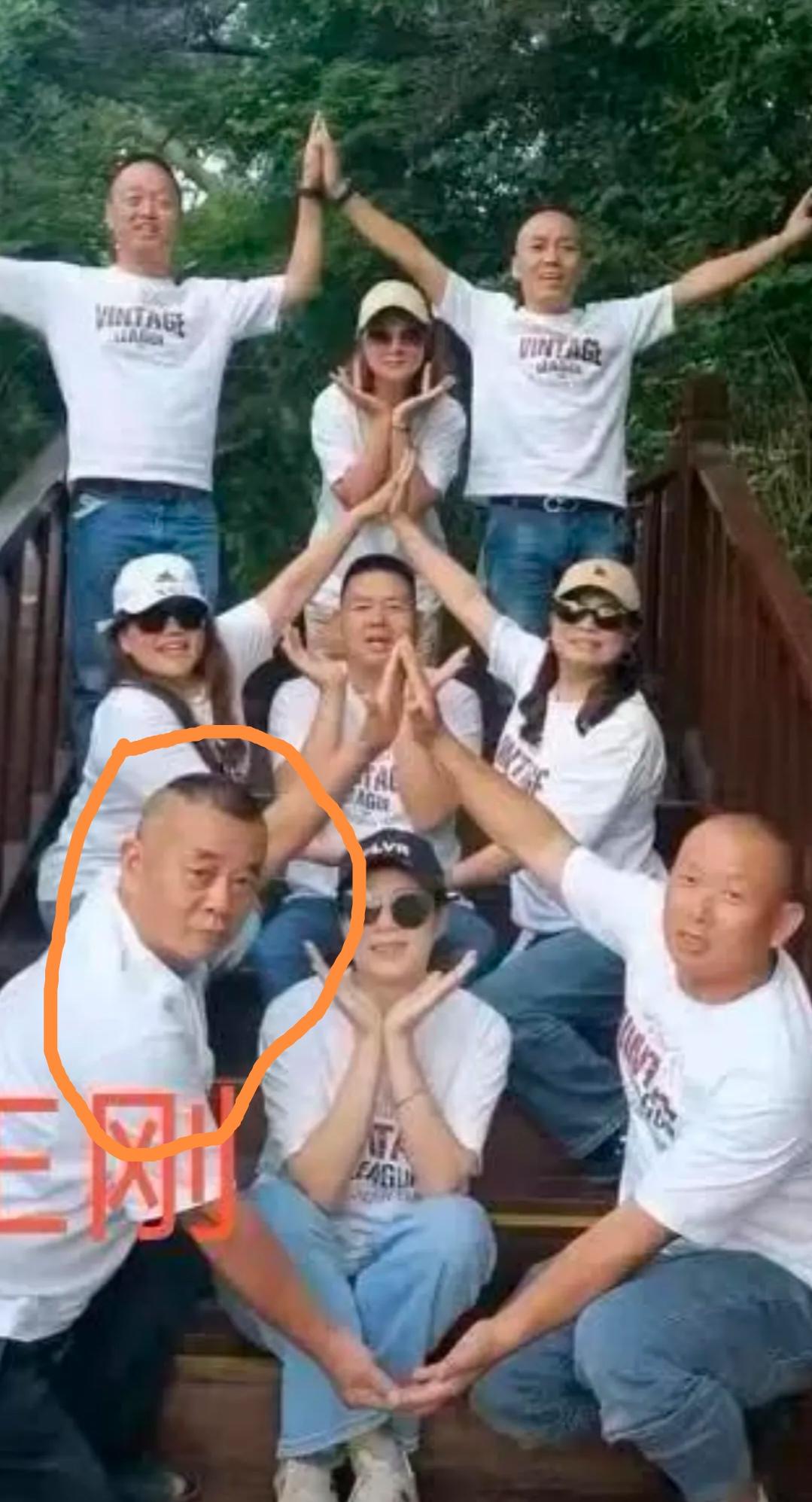 建议新疆文旅部门和伊宁当事酒店对重庆王某提起诉讼

近日，“重庆游客在新疆伊宁睡
