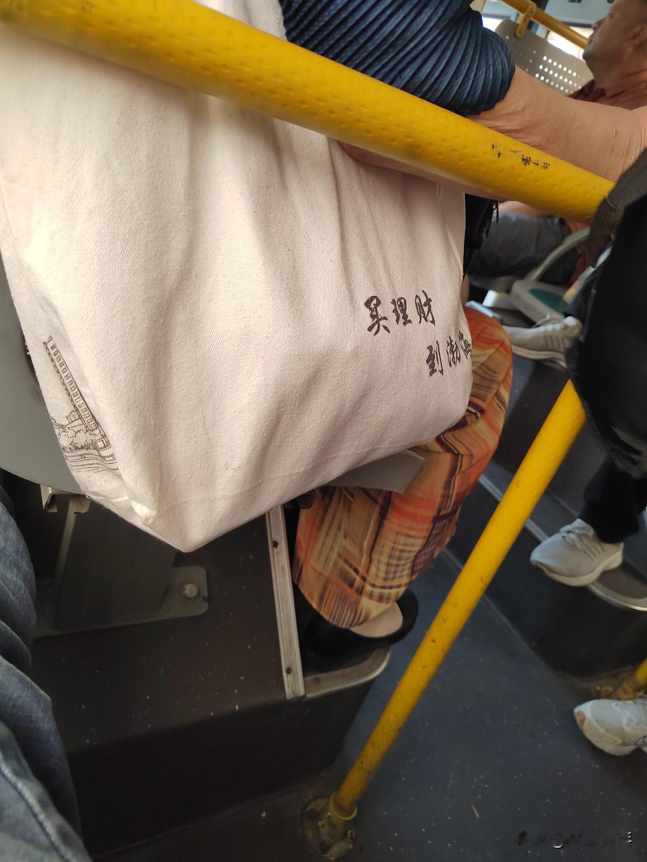 这几天估计很多理财大妈怀疑人生，因为债市连三天回落多少理财的短债，长债，纯债，固