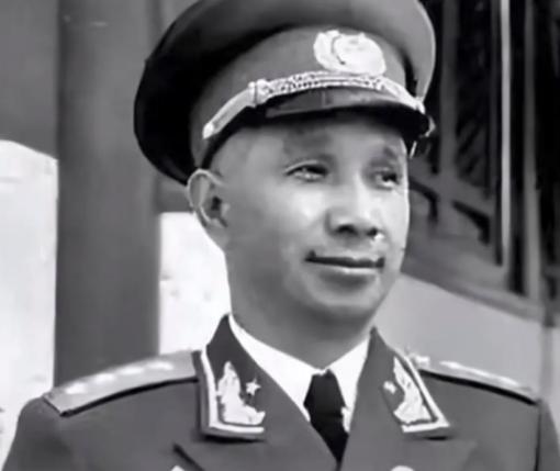 1942年，日伪军一师长派人给粟裕送了一包烟。粟裕不解，以为是敌人送礼，便饶有兴