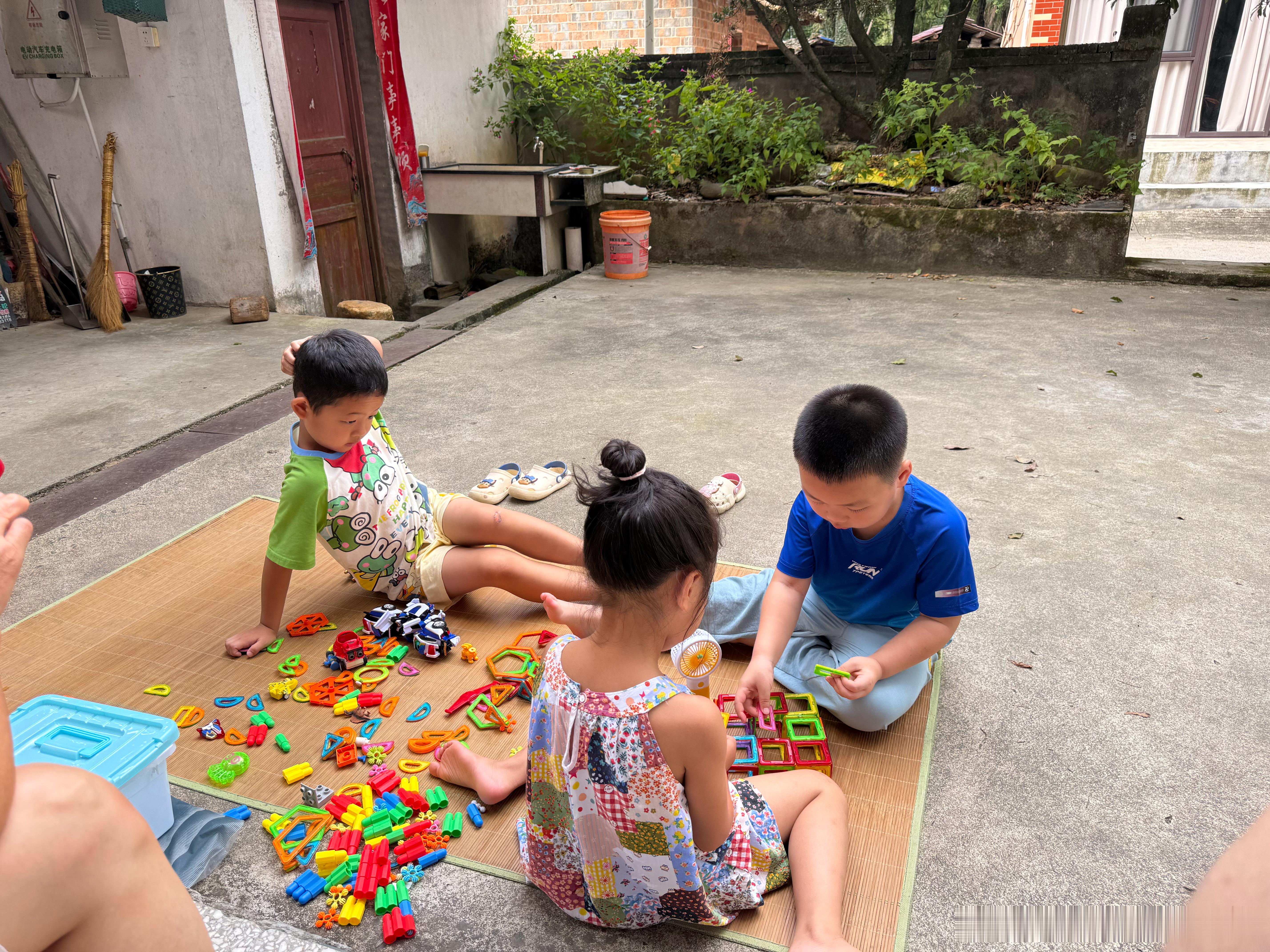 今天休息一天，好久没休息了下午准备就在河边漂流，摸螺蛳