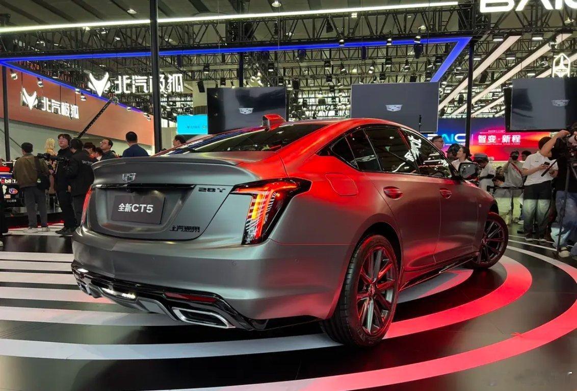 在2025广州车展上，凯迪拉克CT5飓风哑光灰全新车色及V专属红色性能选装包正式