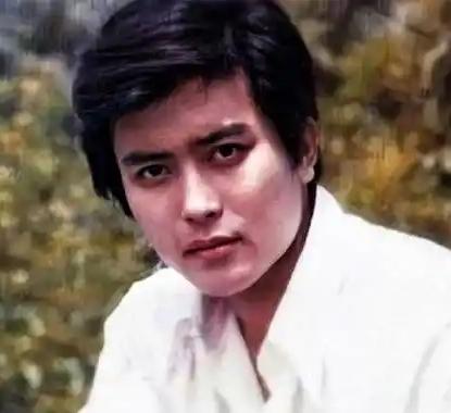 卢君，1957年3月出生于山西太原，三岁随父母迁居北京，中国内地影视男演员、制片