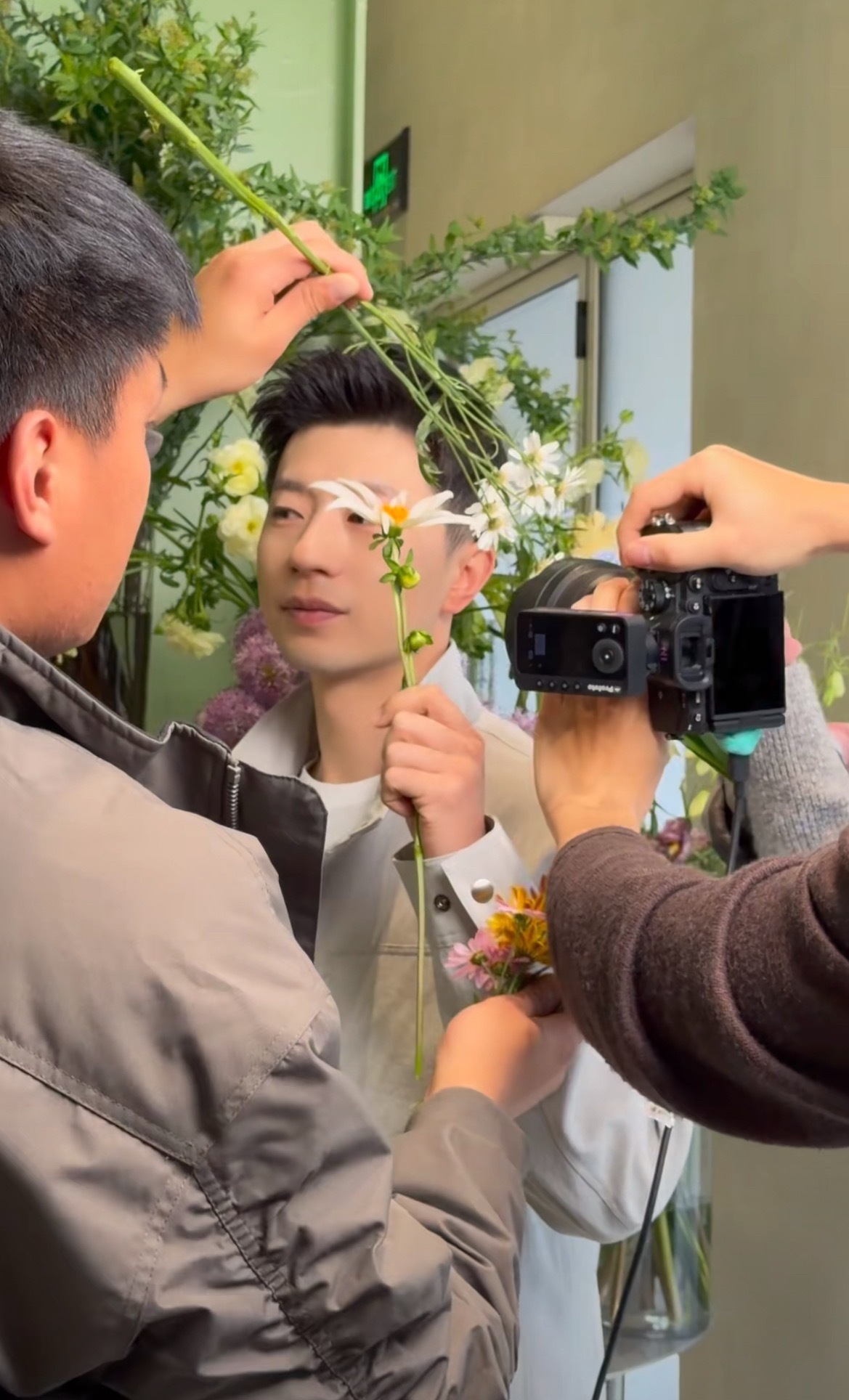 这个视频美晕了….花🌸与美男马龙🐲 偶遇Erdos活动上正在和花花🌸拍创作