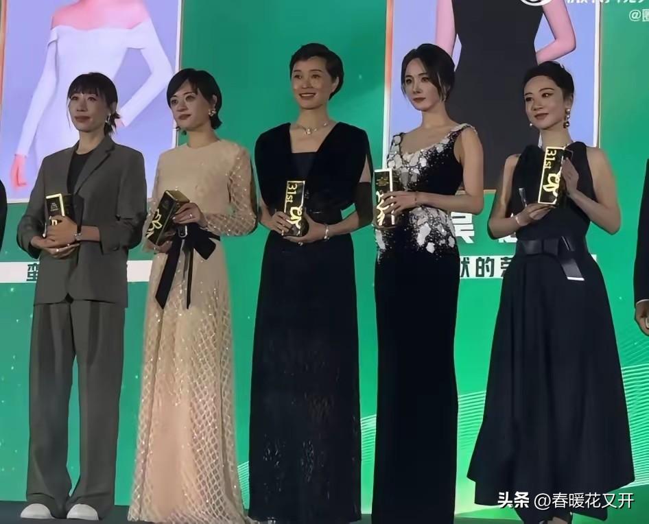 看白玉兰荣耀之夜晚宴， 任素汐的穿搭，就明白任素汐在娱乐圈打拼出圈靠的是什么了。