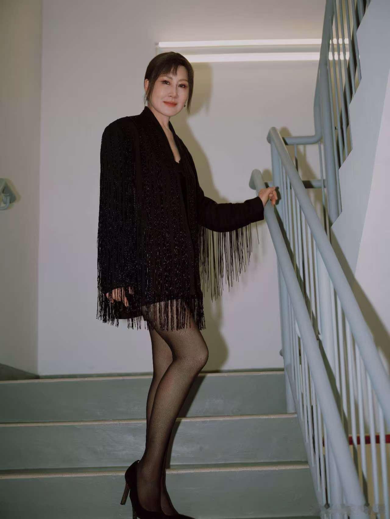 张凯丽特意换掉留了12年的短发凯丽姐好漂亮！这状态太好了吧，哪里像63岁！