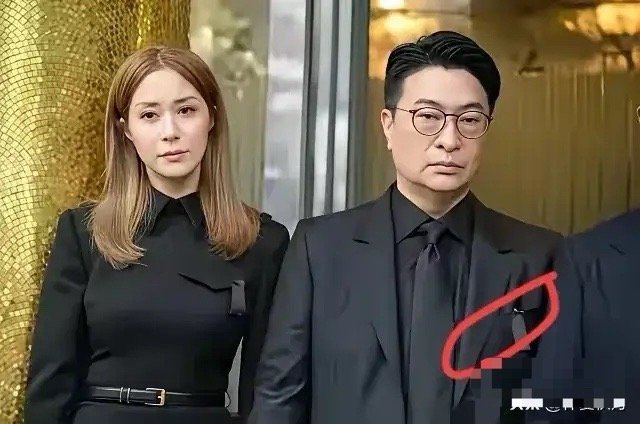头部动作看左边的貌合神离，憔悴有心事有图这一对感情还不错的，男的图美貌基因，女的