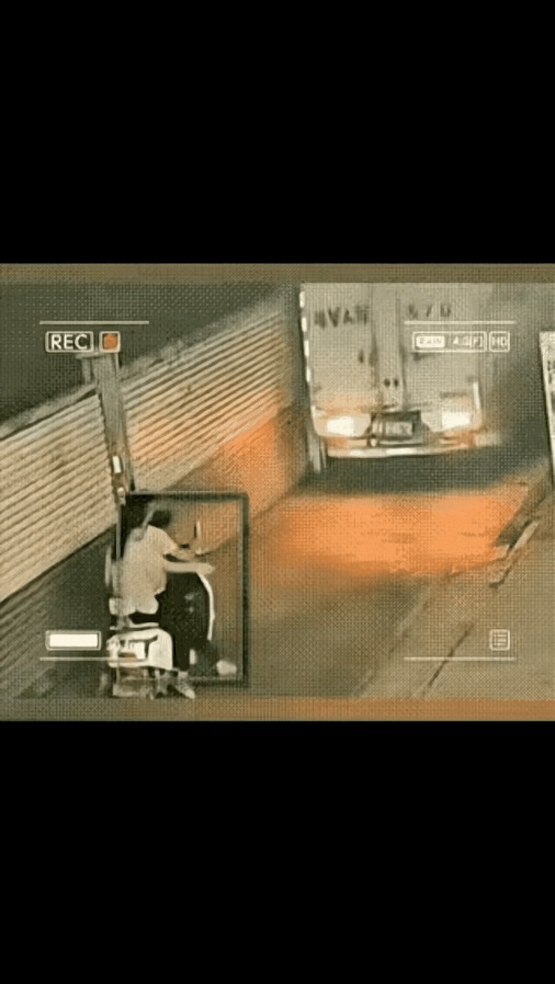 这妈妈也太牛了！货车瞎倒车，她没傻等着喊，直接跟着倒，发现速度跟不上立马扭方向，