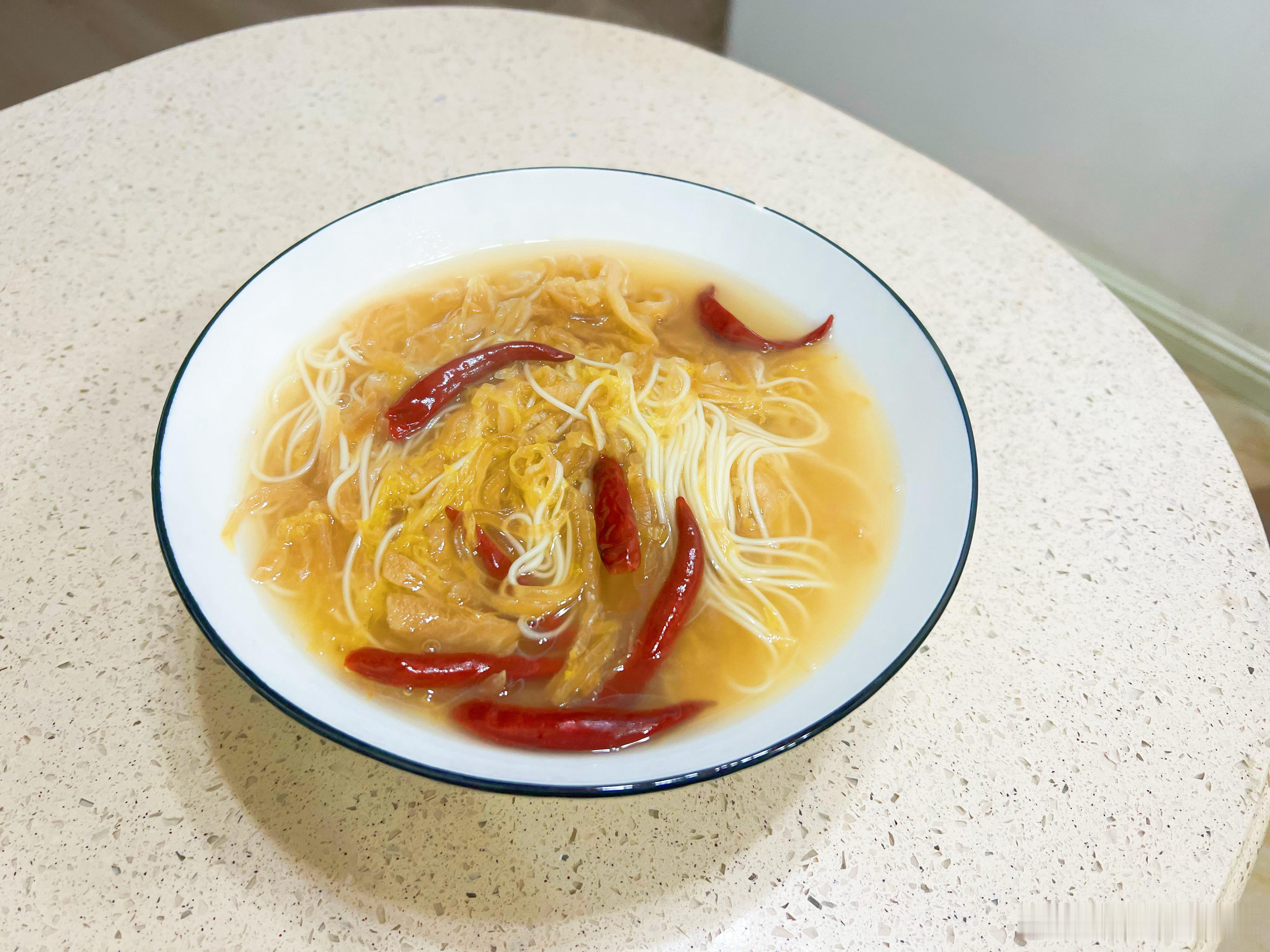 外面餐厅哪哪都是小土豆今天在家做一版酸菜面吧东北版酸菜vs南方版酸菜你最爱哪个啦