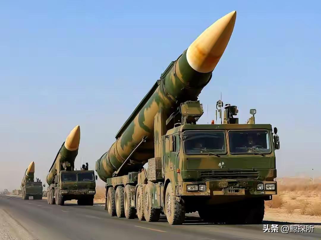 这48小时中东彻底炸锅！美以联手空袭，传出哈梅内伊遇袭殉职的消息，伊朗立马疯狂反