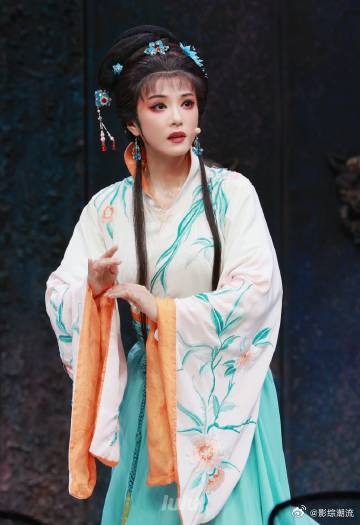 李云霄梁祝 30万人抢800张票 800张票，30万人线上争抢，李云霄用无可挑剔