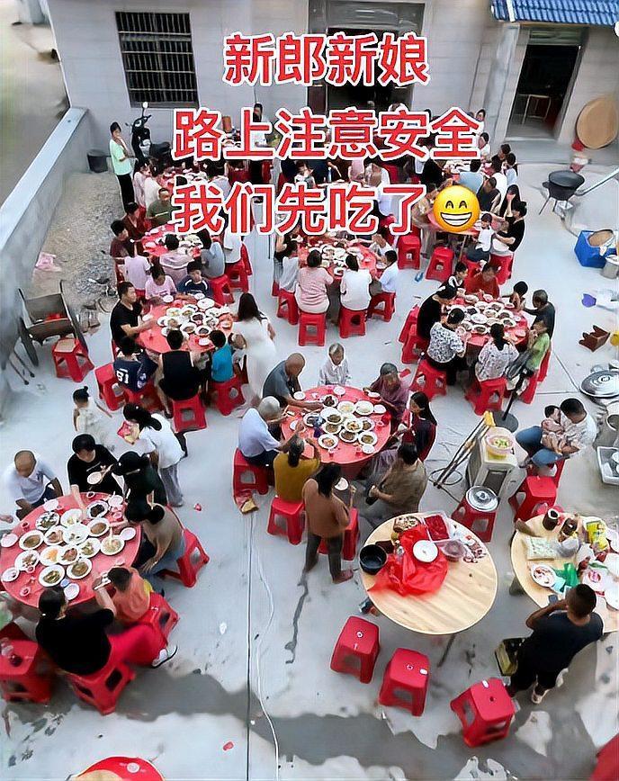 婚礼日突发状况，新郎新娘被堵高速，等不及的家里竟先开席啦！这意外一幕想必热闹又有
