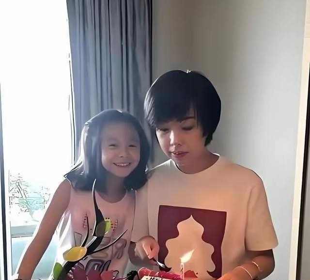 张怡宁13岁女儿弹钢琴、骑马、画国画，就是不打乒乓球！有“大魔头”的妈妈，大富豪