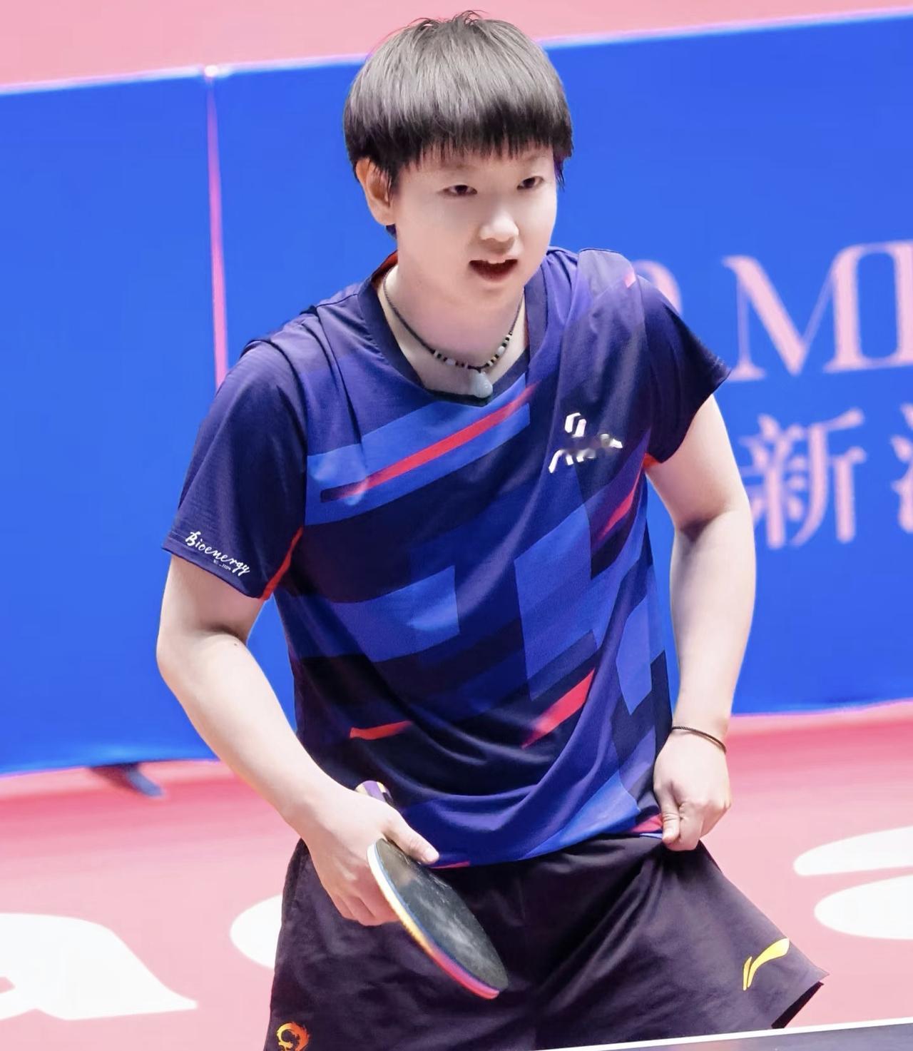 难怪大家都夸孙颖莎，

刚刷到一个视频，才恍然大悟，

她在中场休息的时候擦了汗