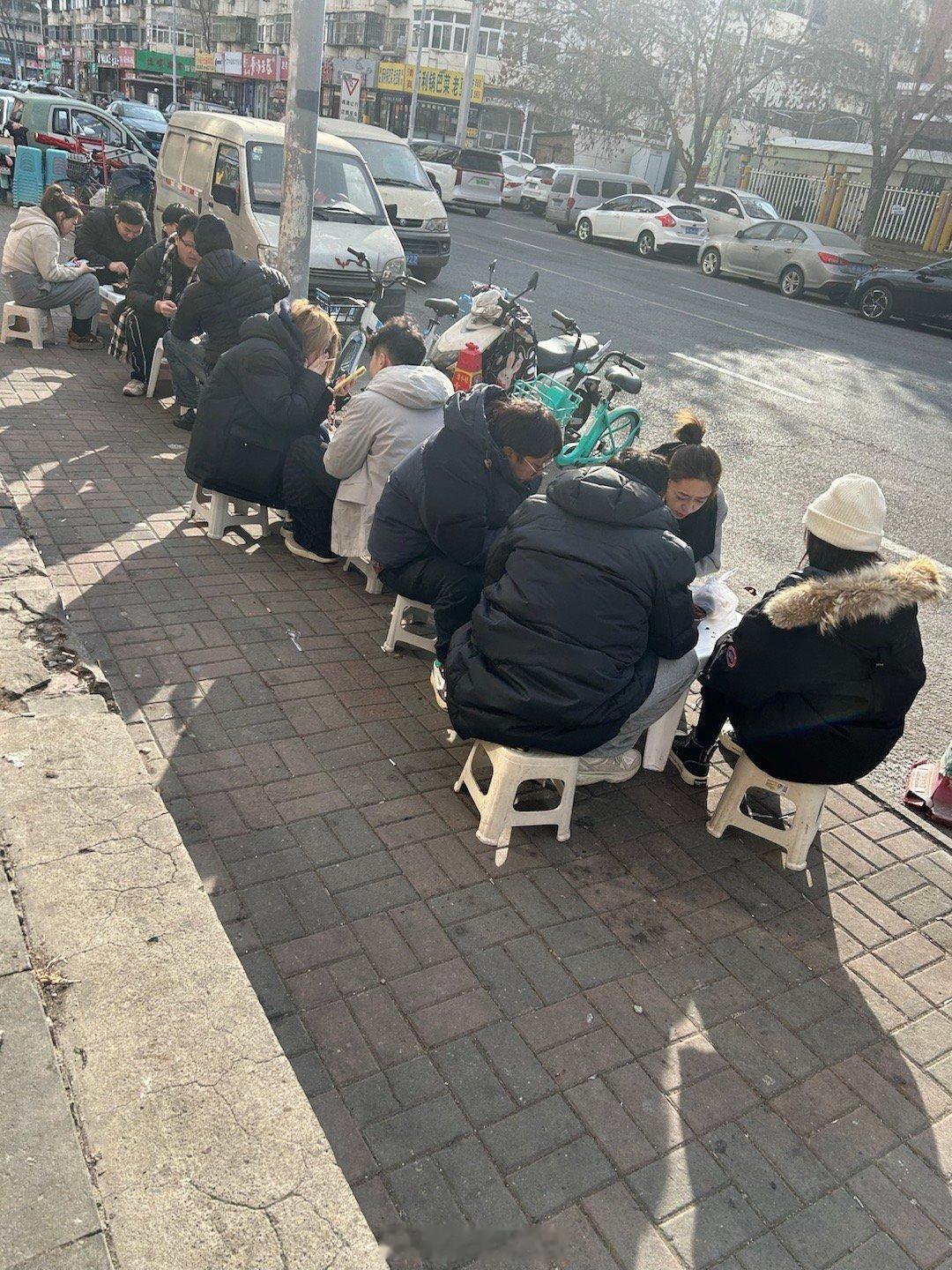 这么多人吃刨冰，天气暖和了 