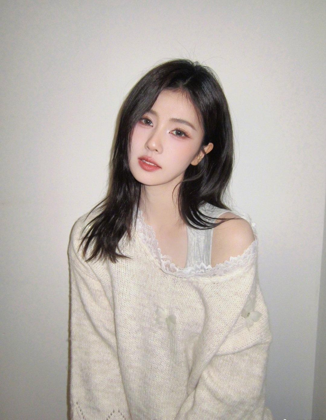 白鹿超话 bl白鹿蕾丝露肩 bl白鹿打方向盘 老公姐 

愿风霜不染你眉梢，风雨