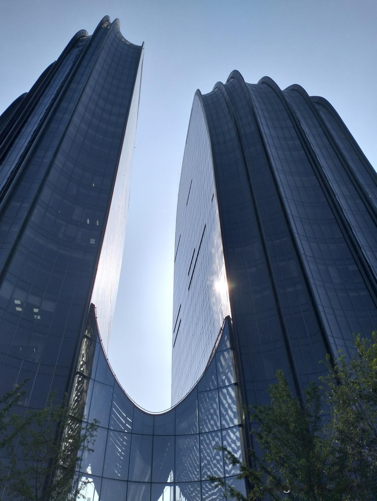 一个月挣三四万时会明白什么道理：就这点儿收入是无法在北京四环里买上好房子的。