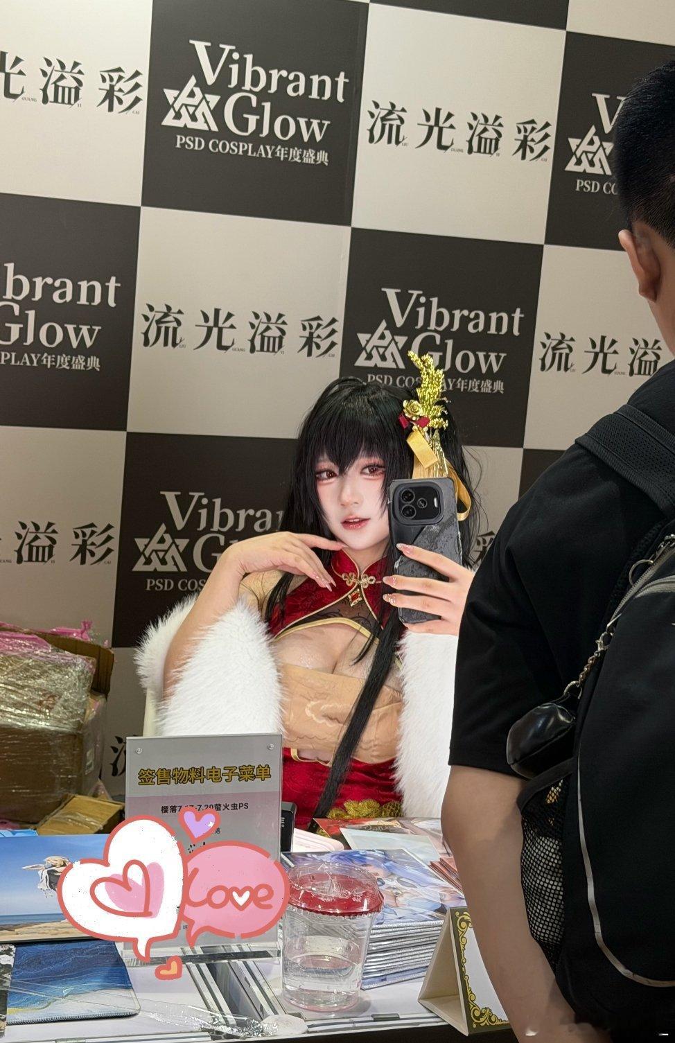终于有路人视角图了！虽然感觉今天累的有点水肿了饿了一天猛猛吃了一碗饭结果晕碳了，