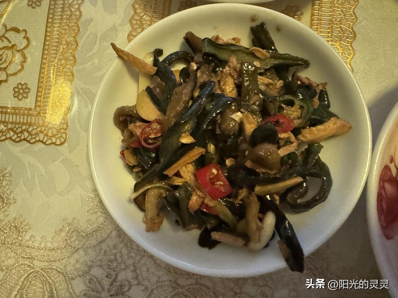 你会做酱黄瓜吗？
我非常开心，我昨天做了一个菜，酱黄瓜。
国庆节，妹妹们做了一盆