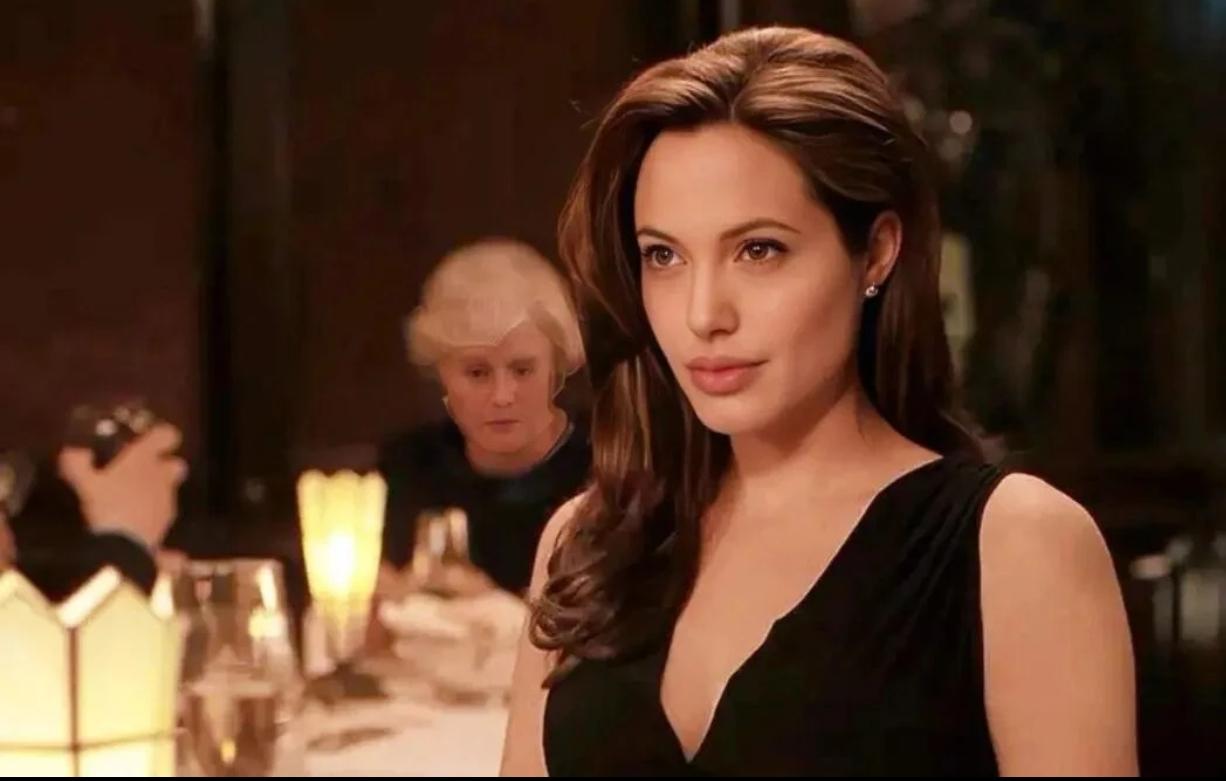 谁能想到，安吉丽娜·朱莉的保镖，能在乌克兰体验一把“随机征兵”的刺激？
 
这两