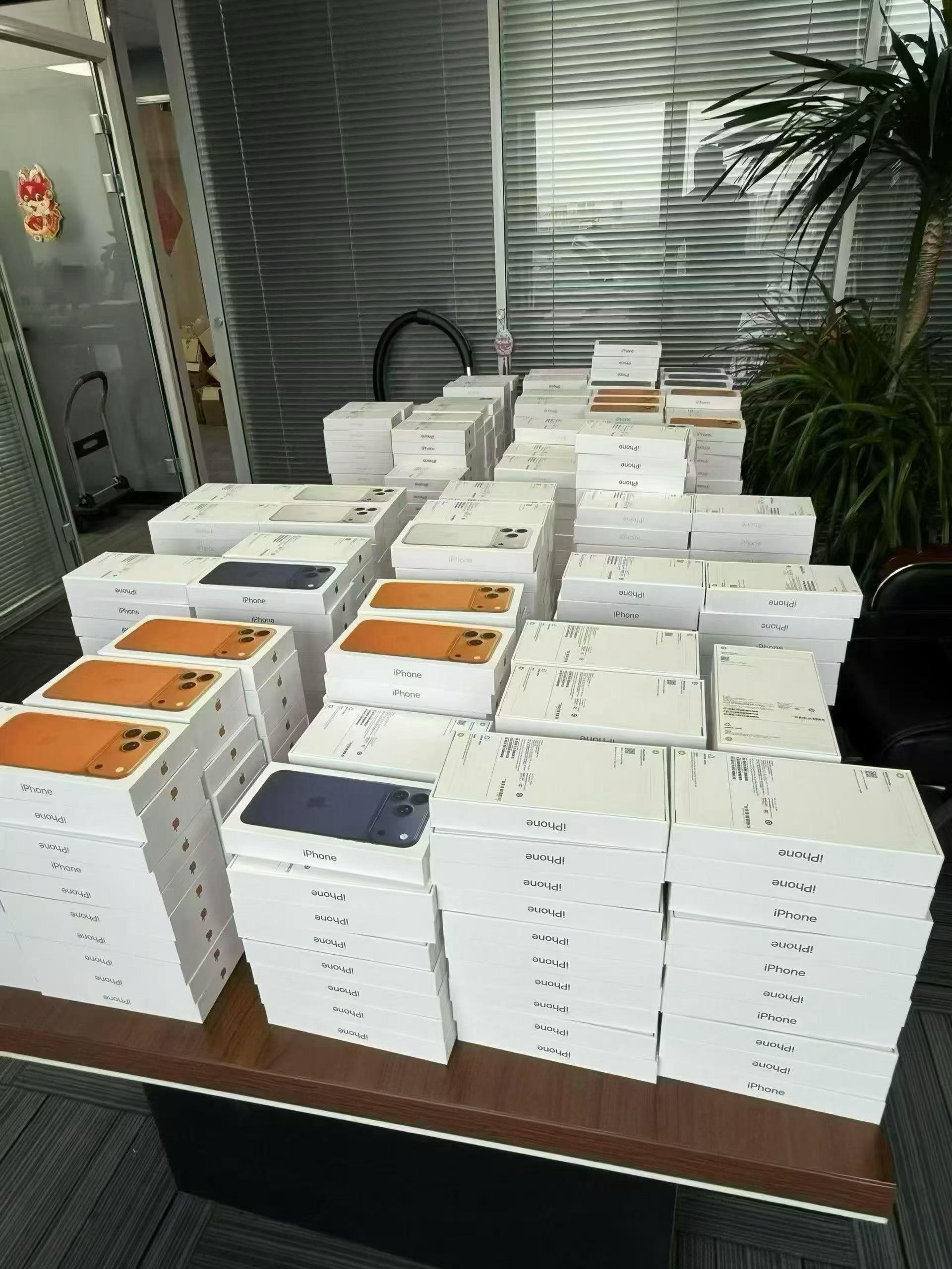 iPhone17全系列，没抢到现货的小伙伴建议等等中午的批发市场行情价，早上刚开
