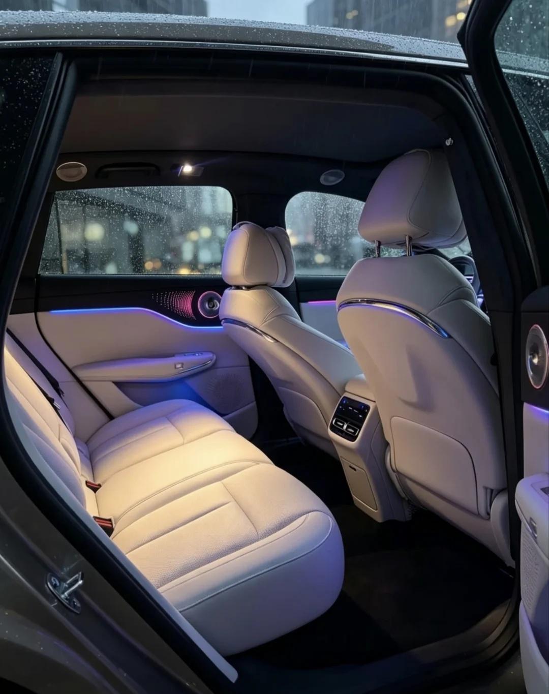 我被这车的内饰硬控了！🚗
内饰天花板 知音的氛围感太高级了