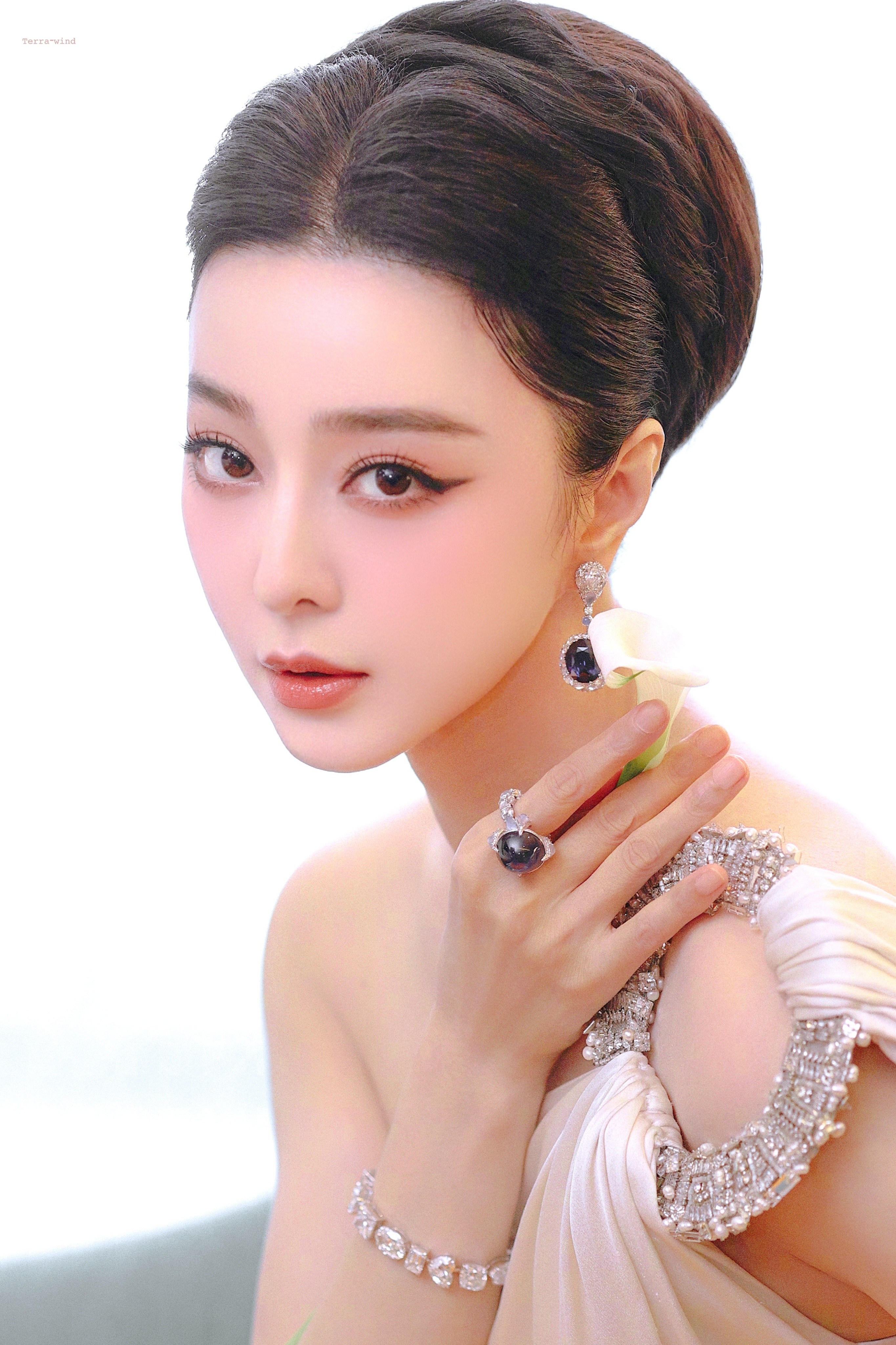 瓷 