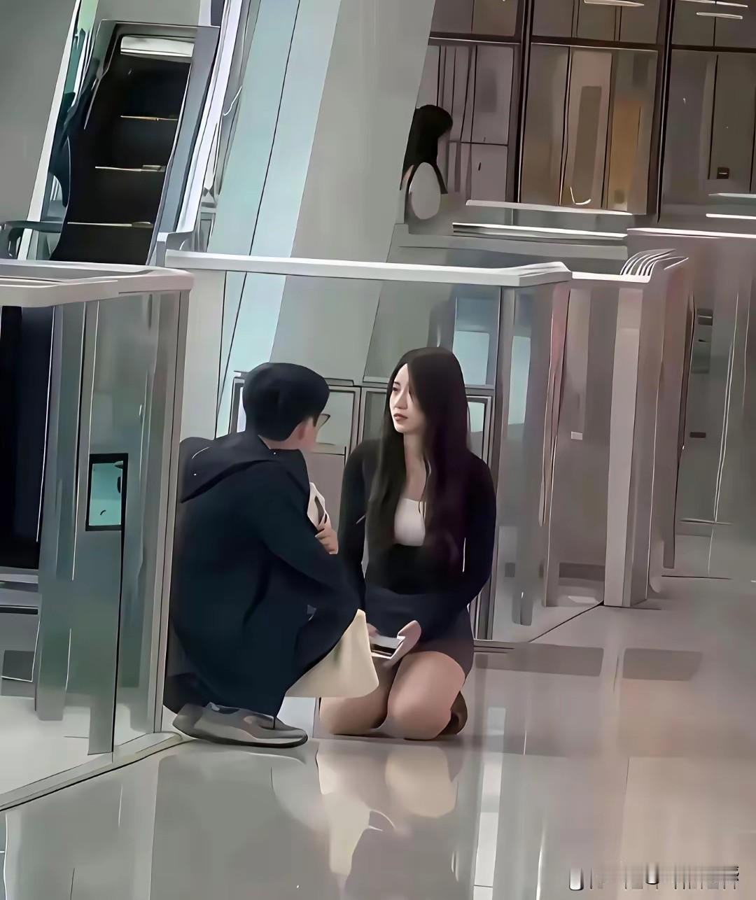 如此精致的一个女孩，为什么要跪在地上？看她对面这个男孩，蹲在地上，身材也不是很高