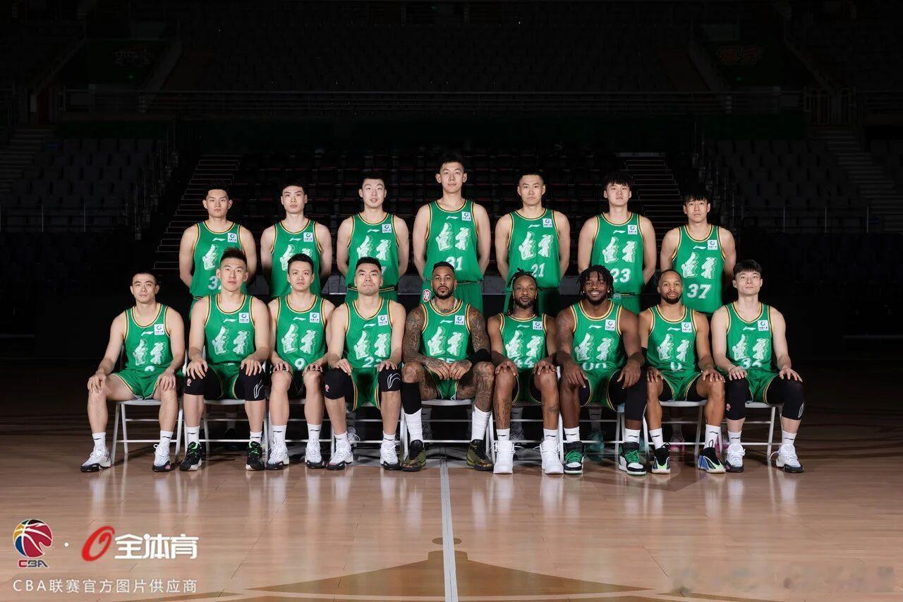 苦涩的开局 辽宁男篮近十年来最困难的时刻真的不是说说而已。三场俱乐部杯的比赛也让