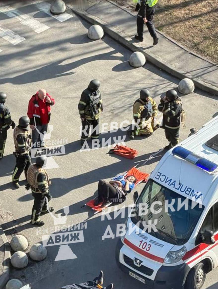 恐怖袭击：乌克兰基辅发生无差别杀人事件！

乌克兰基辅，一名六十多岁的男子走在街