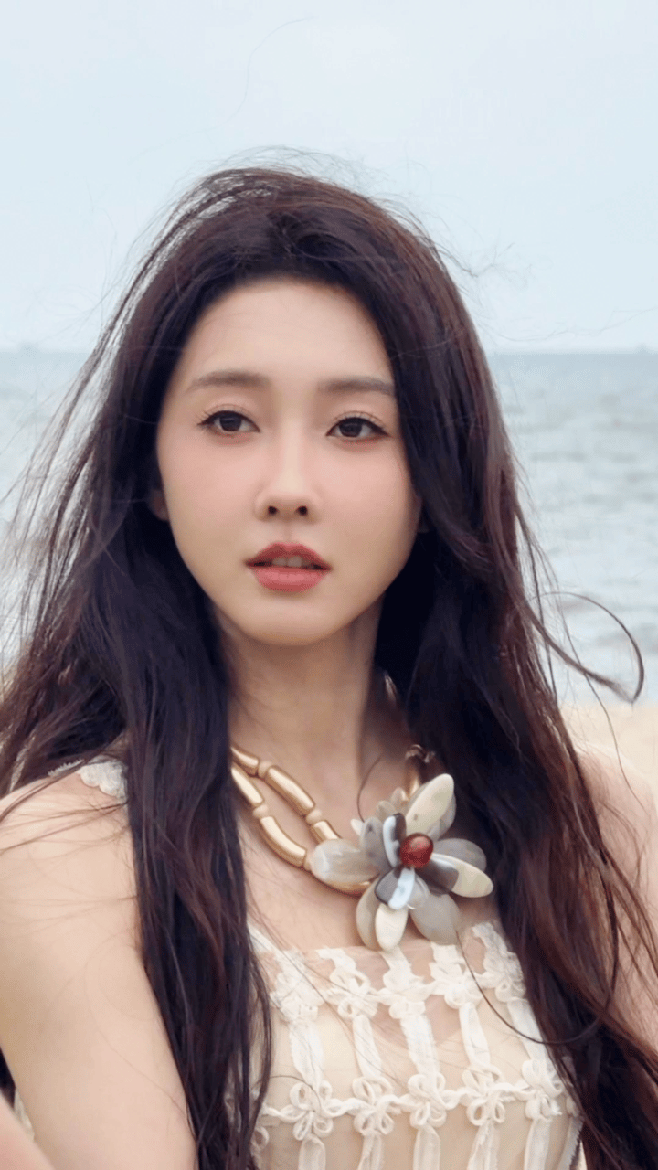 宣璐把浪花穿身上了宣璐的海边写真简直绝了，白纱裙轻盈得像浪花一样，整个人散发着海