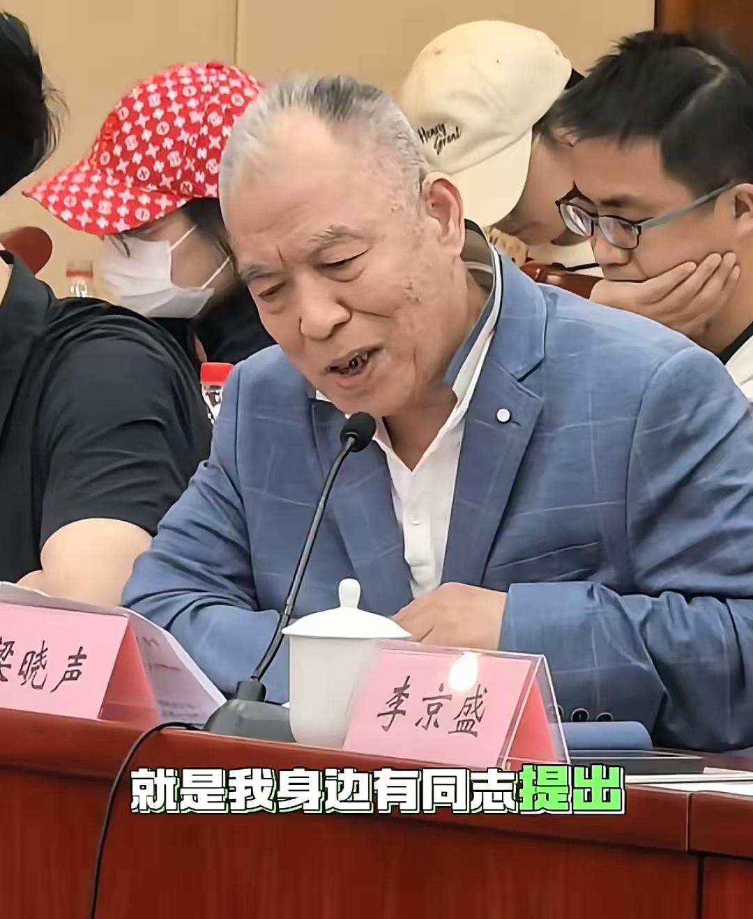 作家梁晓声说：“我身边的观众在看《主角》的时候提出了疑问，为什么小忆秦娥在被舅舅