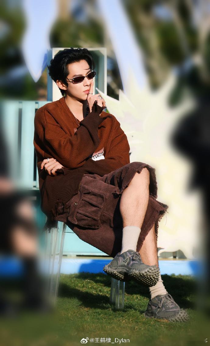 王鹤棣比嘘王鹤棣优雅骏马全黑造型的王鹤棣海边骑马亮相，黑衣黑马的组合，气场直接拉