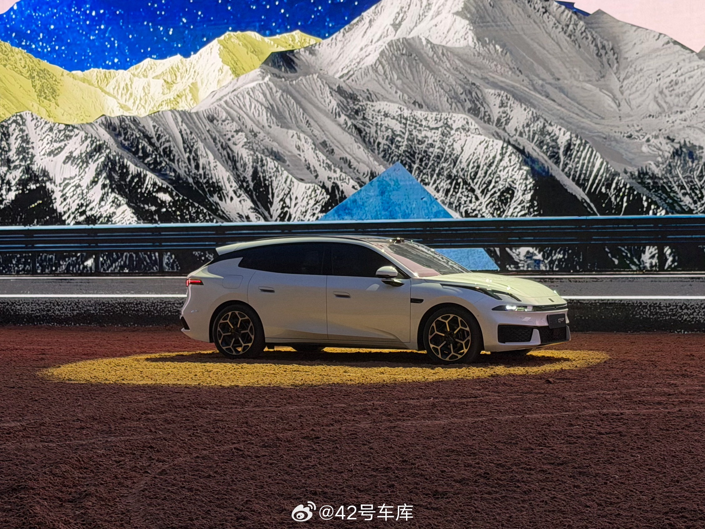 确实对一款旅行车来说，最难的就是这个 D 柱的处理上了。领克 07GT 做了 2