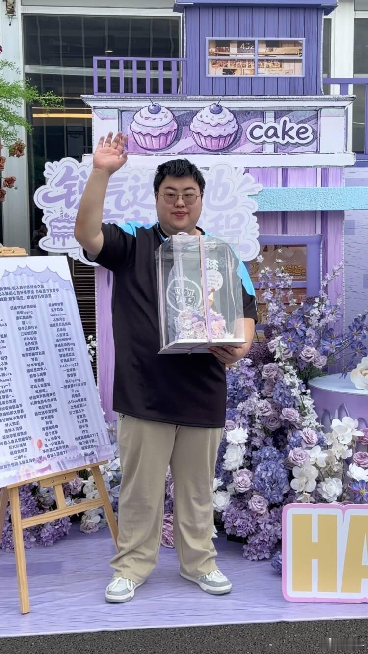 迎来二十二岁生辰，小胖告别过往征程加盟广州TTG开启全新赛道，坚守内心热爱不被外