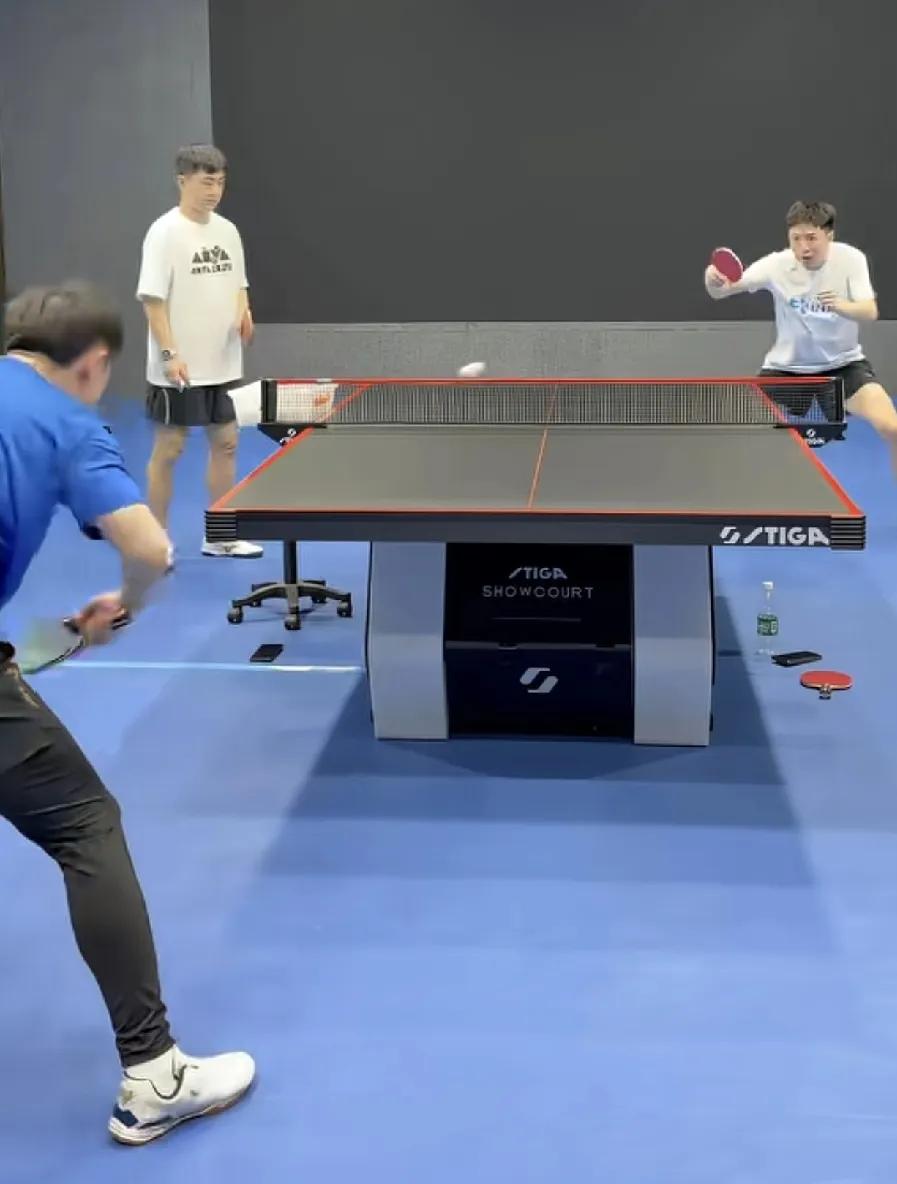 方博也开始上体能训练了。
因为于何一发出视频，
与方博来一场乒乓球挑战赛。
时隔