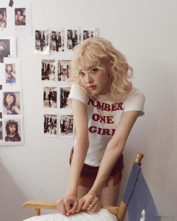 Rosé朴彩英，甜酷魅力难挡！泡面卷金发软萌俏皮，宛如从童话世界走来的精灵，令人