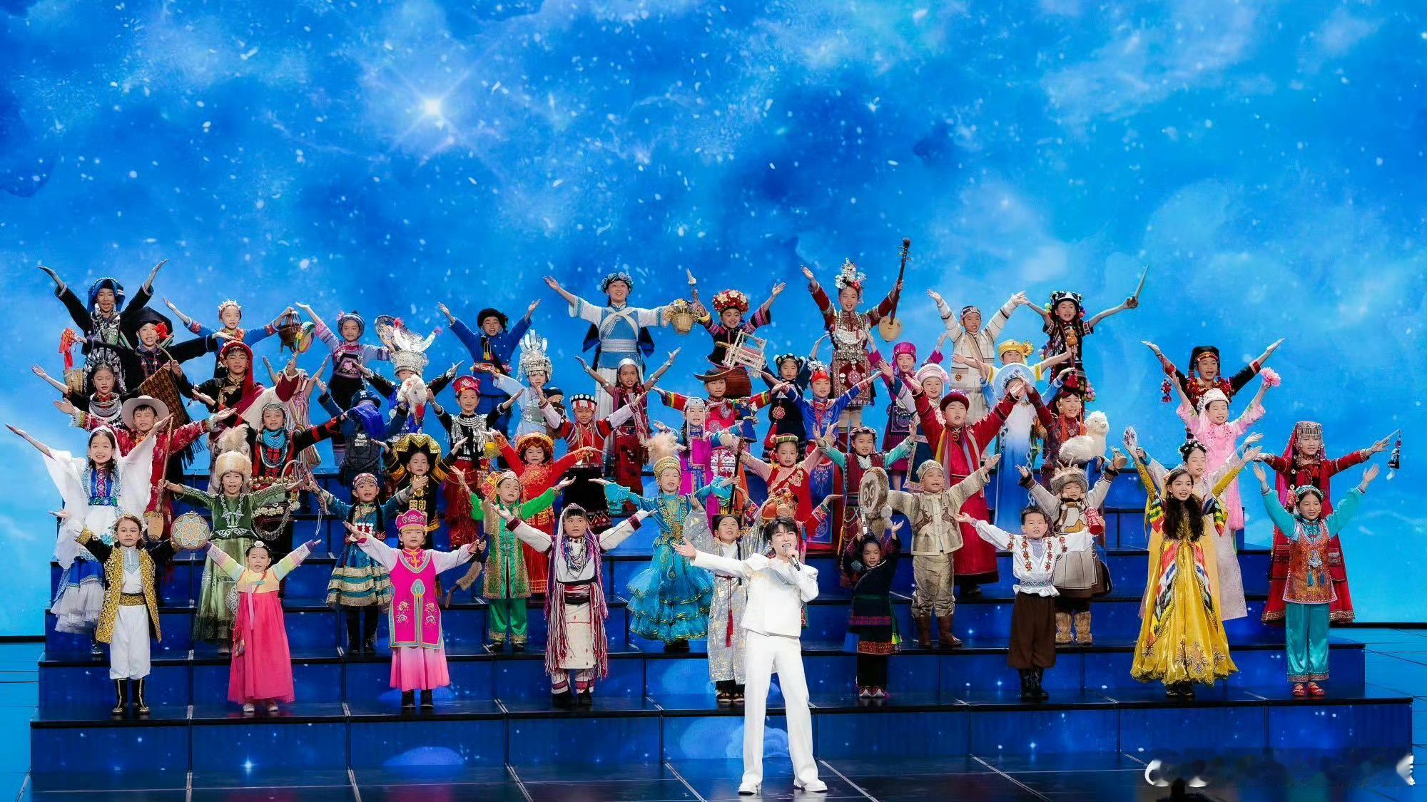 新华社赞周深展现责任与担当 五登春晚获央媒盛赞！评价其“让古老文脉走出古籍走进大