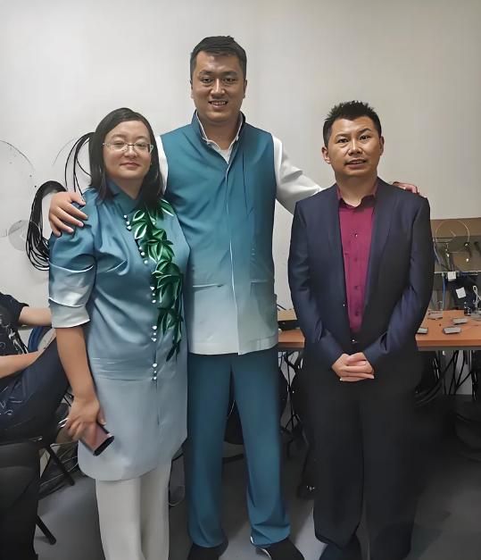 这个何大个的人品姑且不论，相声可是师从郭德纲。什么是好相声，什么是真相声，他不会