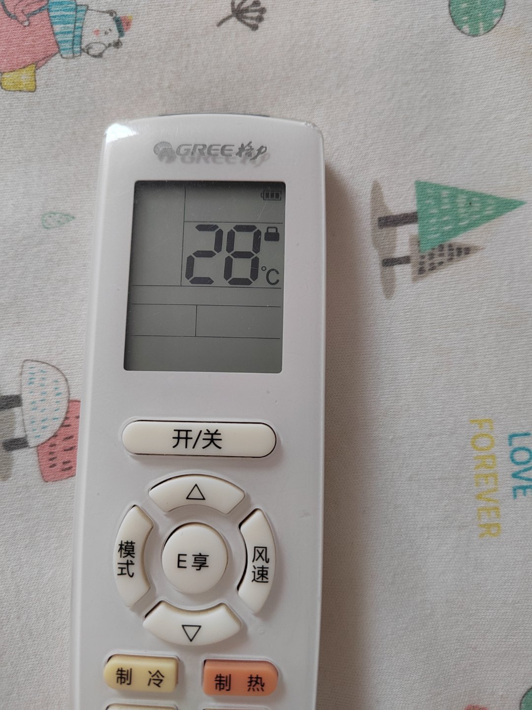 今天才知道空调遥控有童锁功能午睡的时候，我开空调婴一把夺走了遥控器我说你把空调打