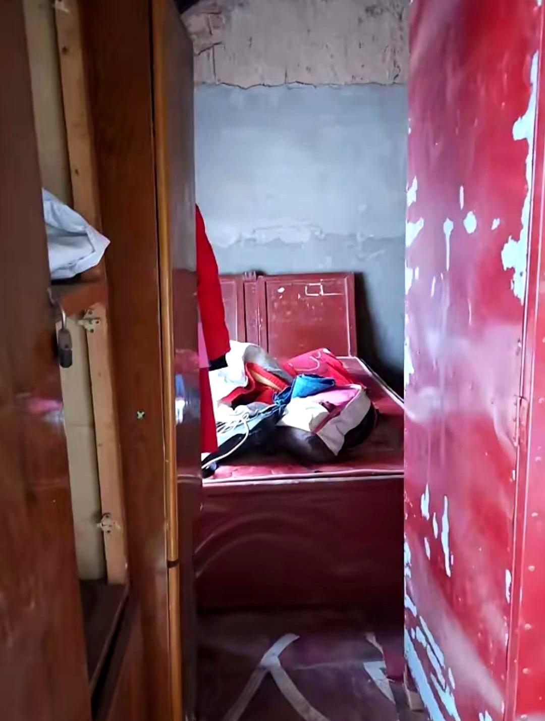 一个瘫了11年的男人，家里却住进了别的男人，这事你敢信吗？
广东汕头一间不到40
