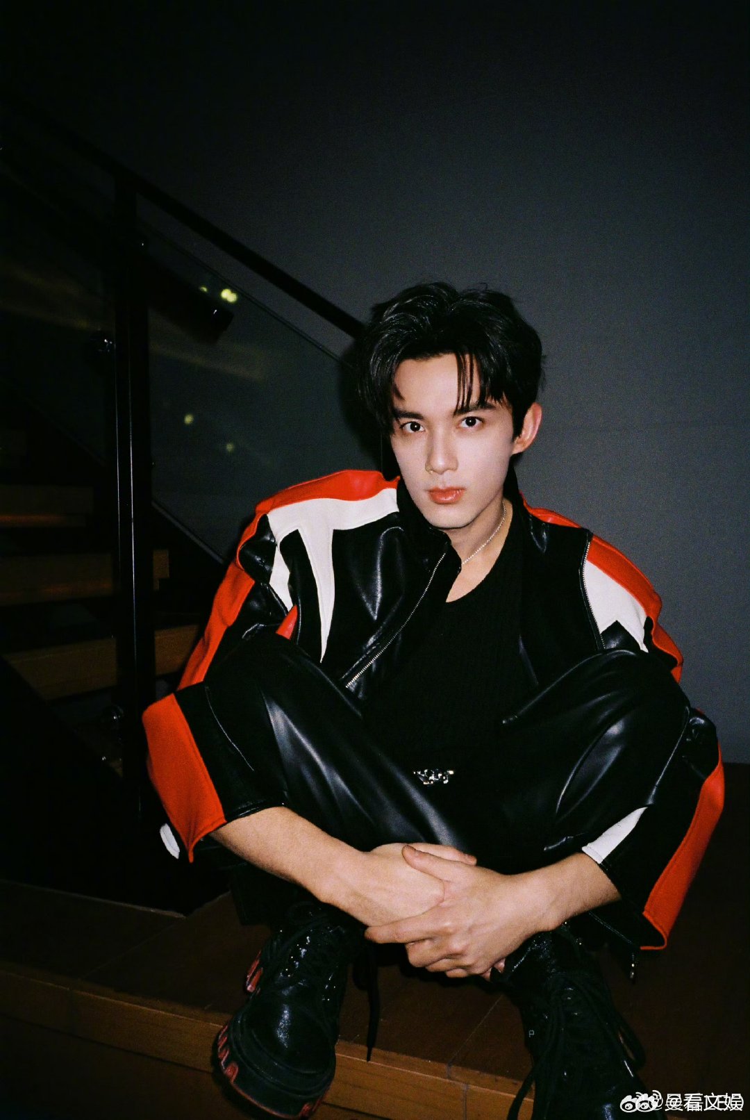 吴磊赛车服六宫格 吴磊赛车服六宫格，哇塞新鲜的照片啊，自拍有被狠狠帅到！吴磊赛车