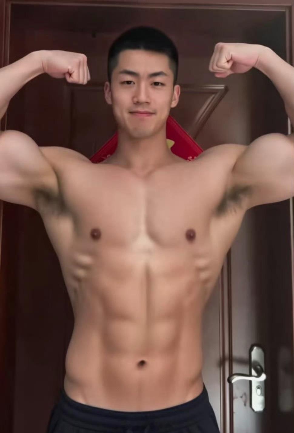 型男帅哥窝[超话]  肌肉型男，胸肌饱满，巧克力腹肌超棒……[good][给力]