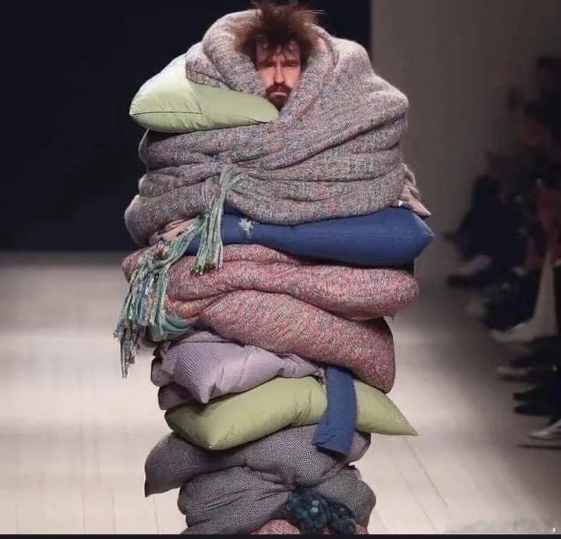 到家了，太晚没回我爸妈那，所以没衣服。但我穿了一个摩毛的长袖厚T恤，外面是一件薄