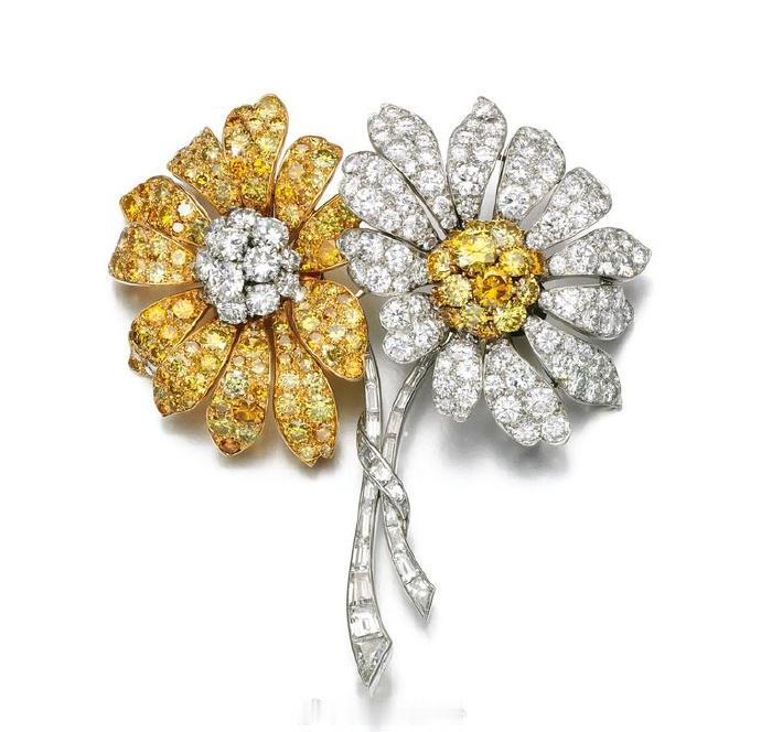 曾属于泰国王太后诗丽吉的梵克雅宝钻石胸针，比较经典的双色雏菊设计，作为通贩款畅销