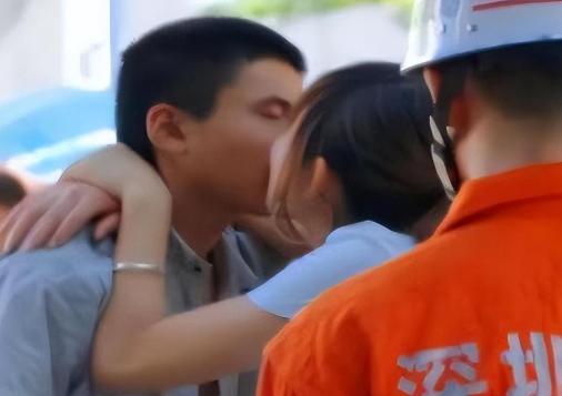 深圳一名男孩欲跳桥自杀，被一名过路的19岁女孩看到，她上去亲吻男孩，并说：没人要