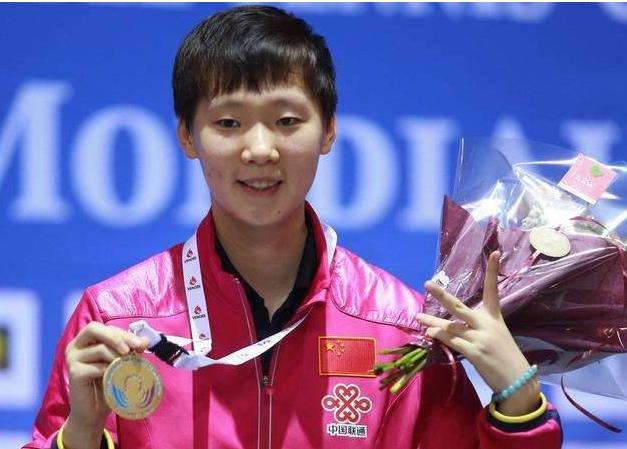 国乒女队的天彻底变了！国际乒联最新排名一出，稳坐榜首四年多的孙颖莎退居次席，王曼