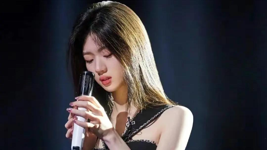 一场期待已久的演唱会因高铁晚点而泡汤，买票观众却遭遇退票难题，这样的遭遇令人唏嘘