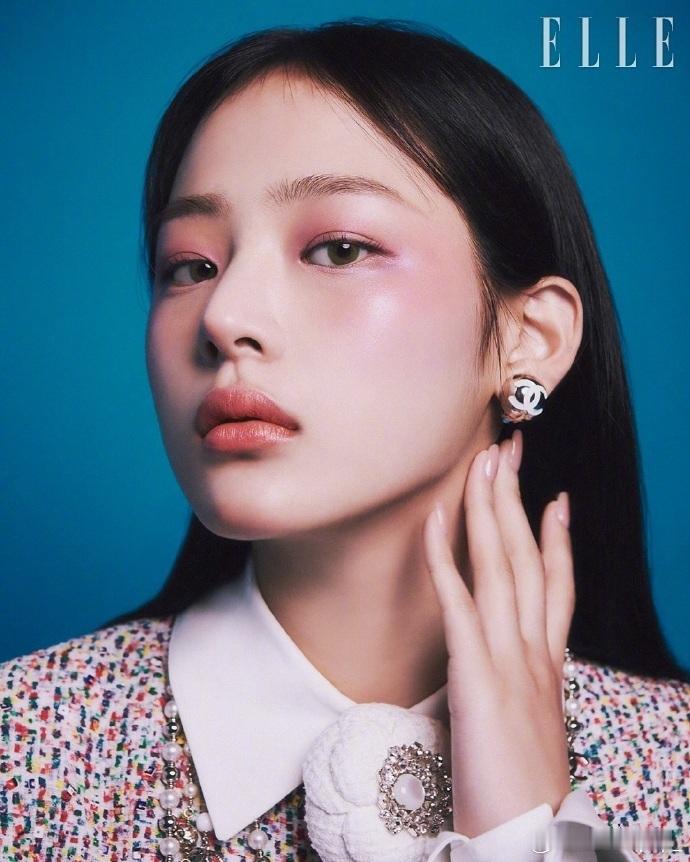 kimminji[超话]  坐镇ELLE Korea 2025开年刊与帕丁顿熊的